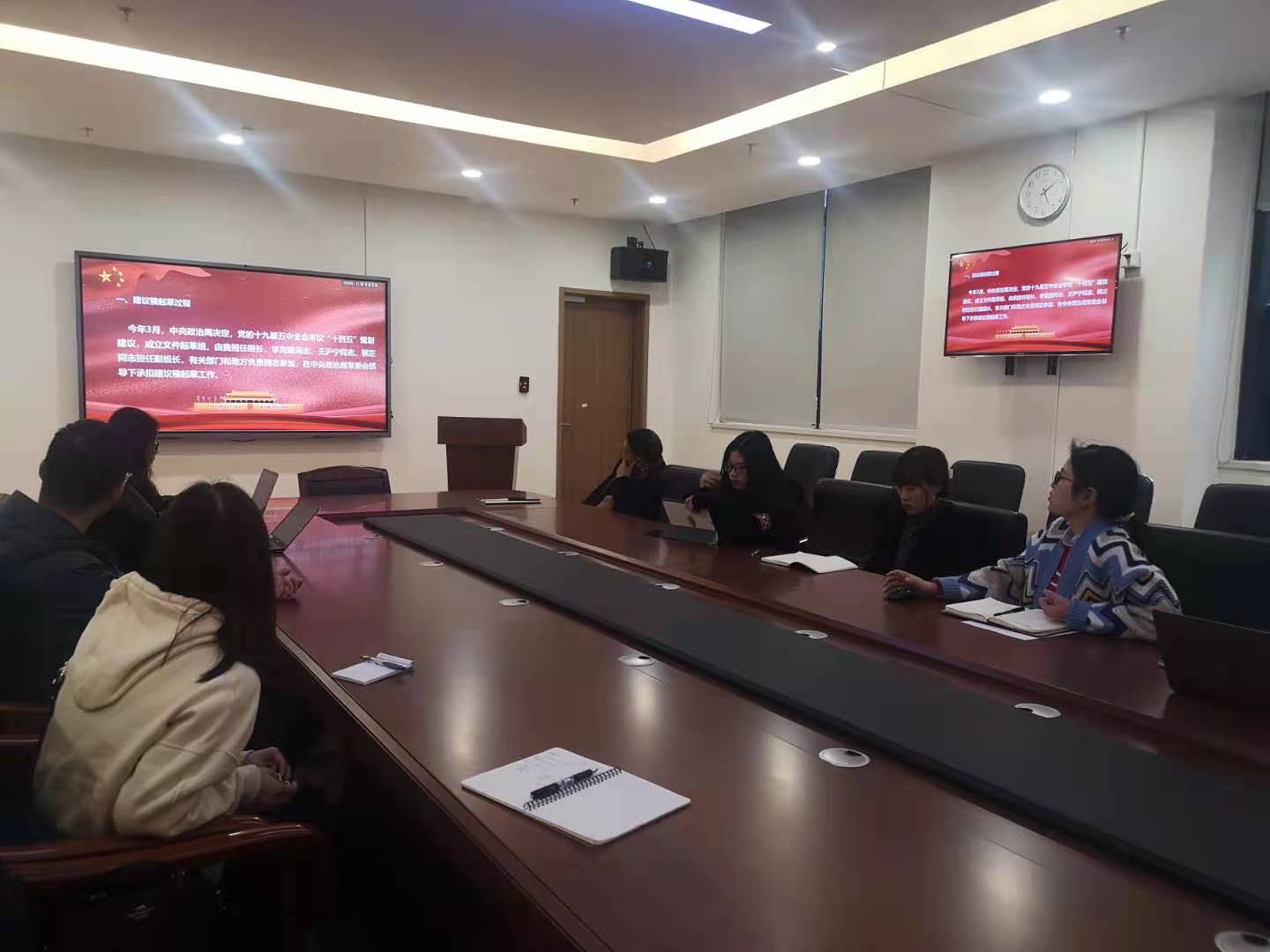 李亚丽同志带领大家学习