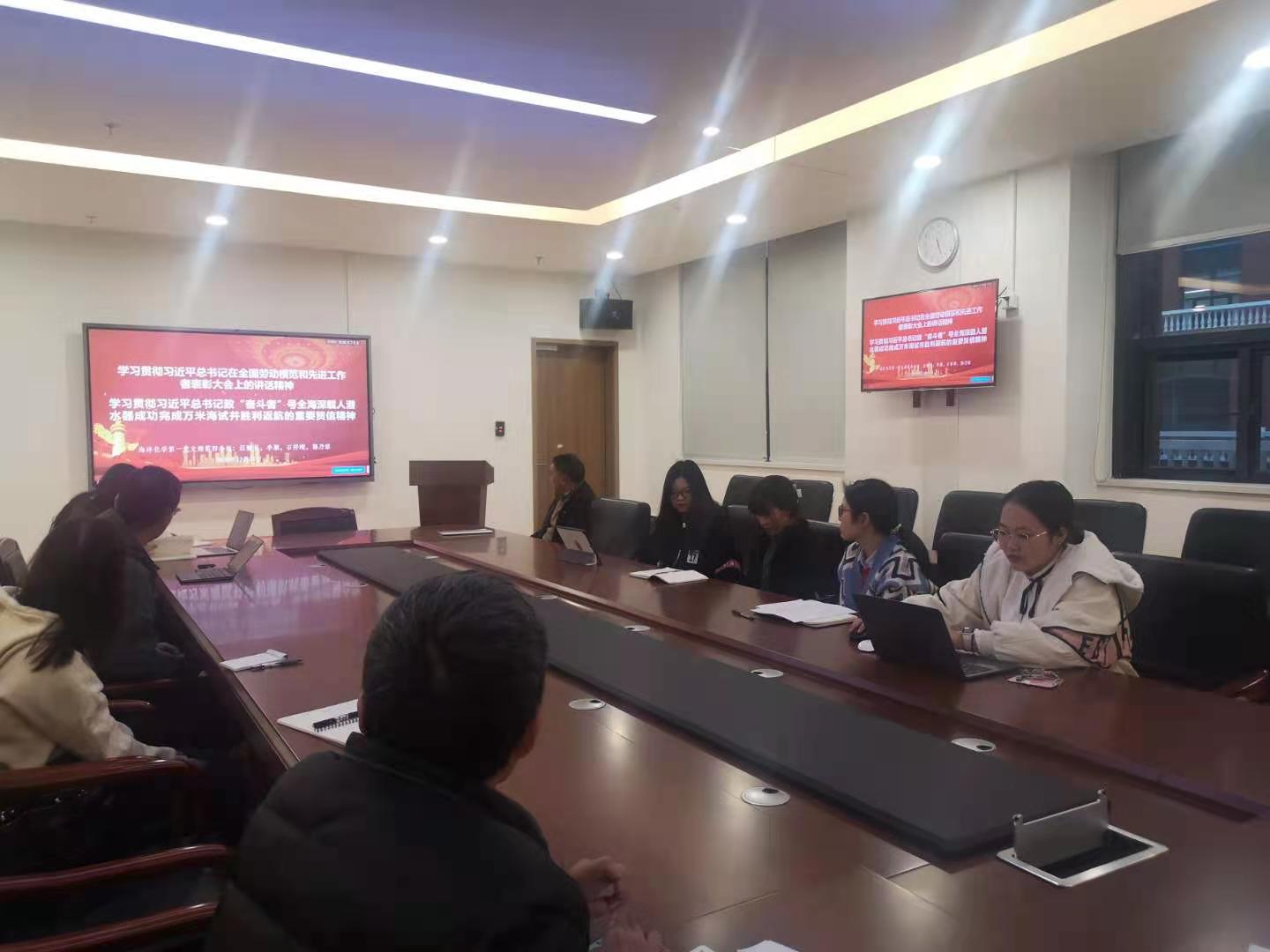 郭乃溶同志带领大家学习