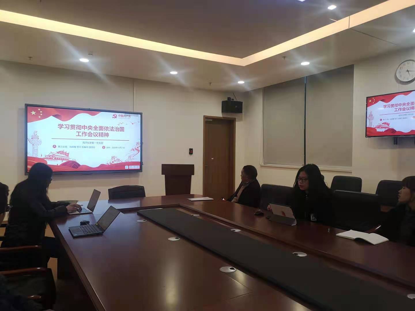 饶诗丹同志带领大家学习