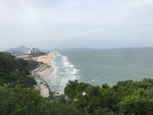 下午抵达阳江市海陵岛,在两处岬角俯瞰大角湾和十里银滩,观察海面波浪特征。